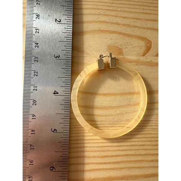 Marbled Acrylic Hoop Earrings With Gold-Tone Clasps Retro Style Jewelry - Picture 4 of 4